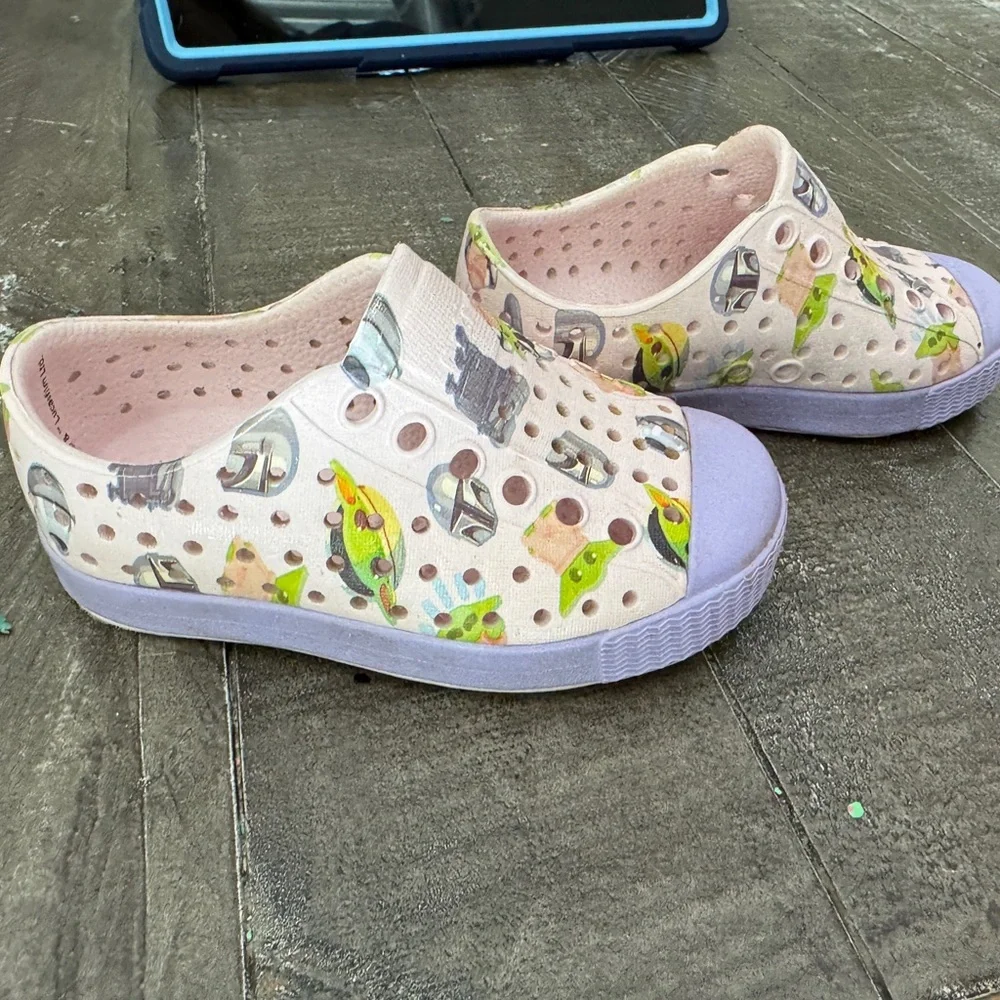 NATIVE X STAR WARS Girls Pink Purple Mandolorian Grogu Jeffersons Size C5‎
